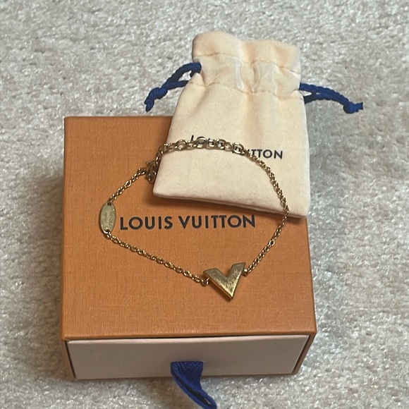 Louis Vuitton Essential V Bracelet - Picture 2 of 12